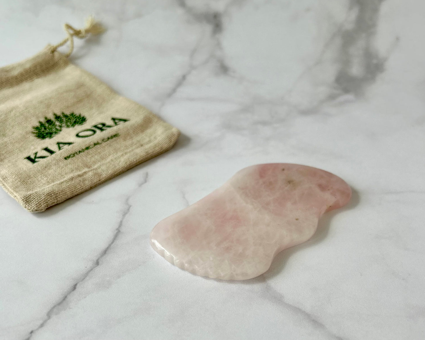 GUA SHA NUBE - Masajeador facial y corporal de Cuarzo Rosa