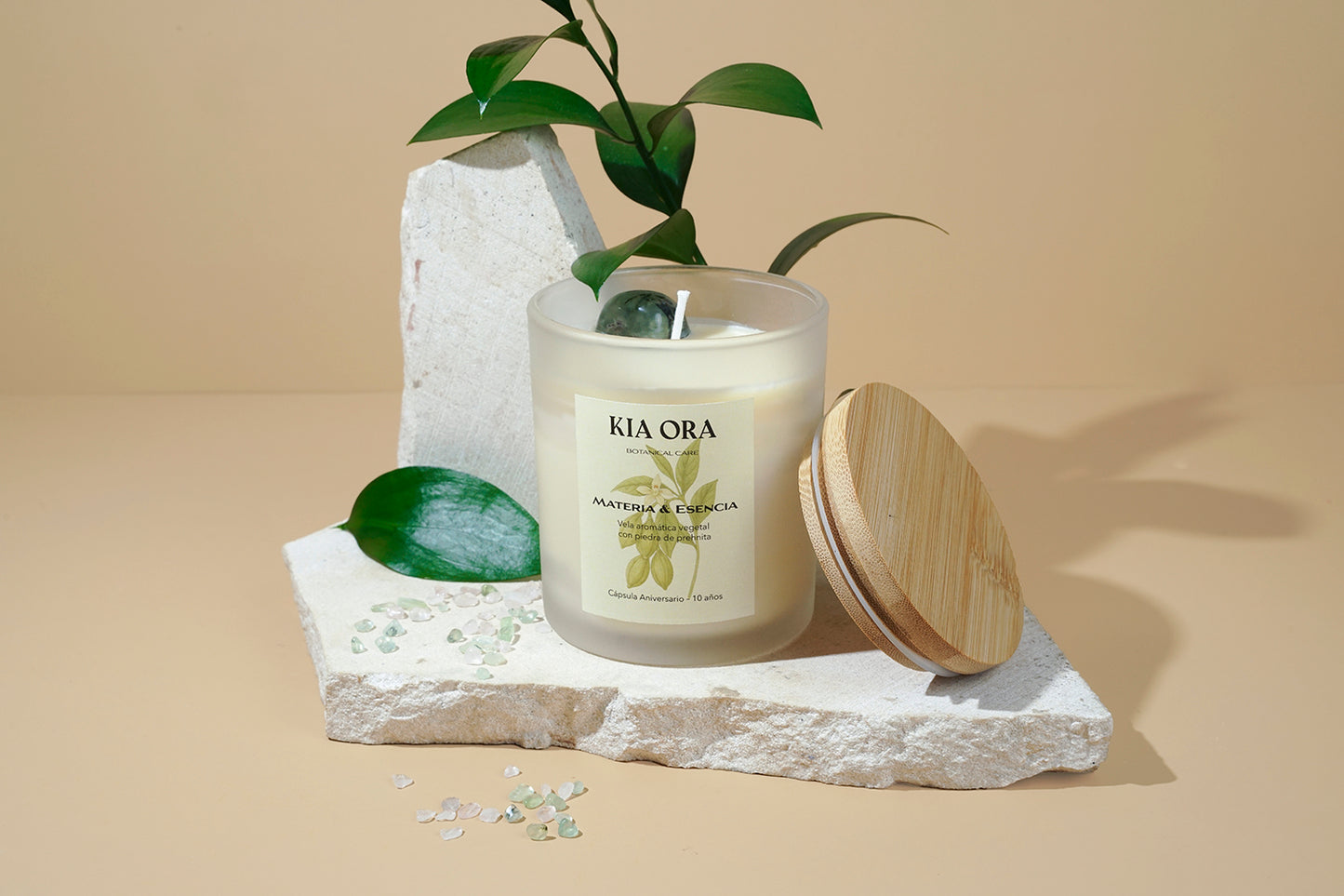 MATERIA & ESENCIA - Vela aromática vegetal con piedra de prehnita y aceites esenciales.
