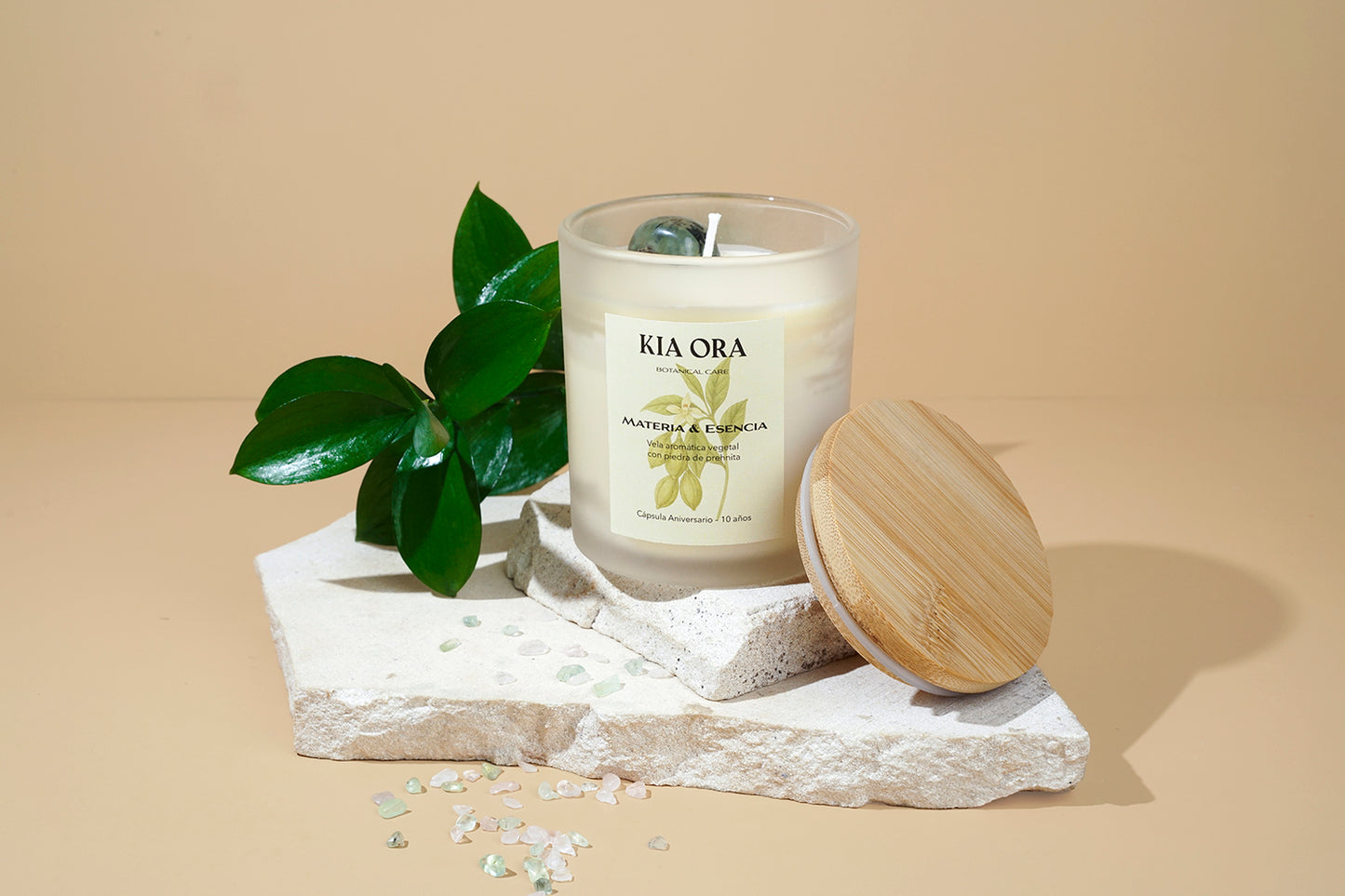 MATERIA & ESENCIA - Vela aromática vegetal con piedra de prehnita y aceites esenciales.