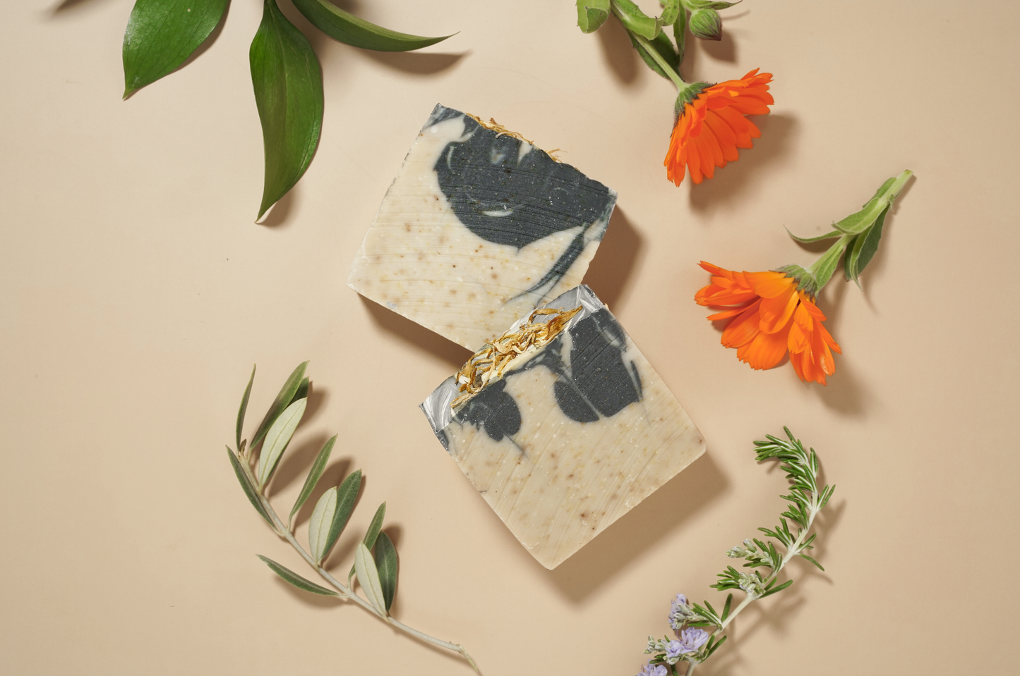 CALÉNDULA DETOX - Jabón facial purificante de aceite de caléndula y neem, con carbón de coco.