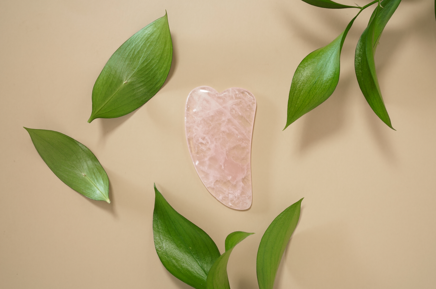 GUA SHA CORAZÓN - Masajeador Facial de Cuarzo Rosa