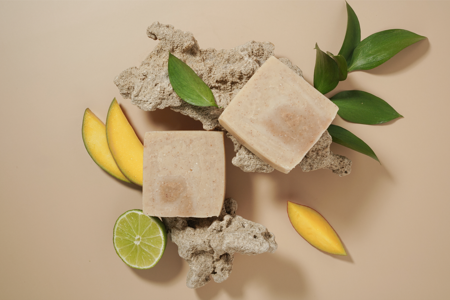 KRABI - Jabón corporal exfoliante de aceite de oliva, leche de coco y esencial de verbena de Indias e ylang-ylang