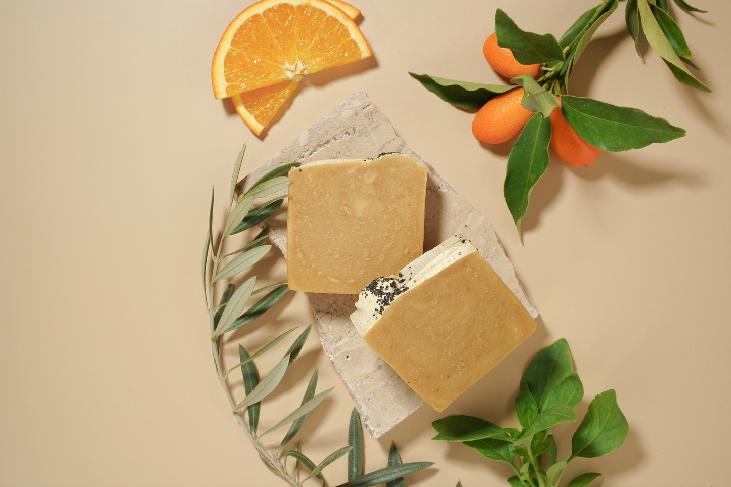 MANDALA - Jabón corporal revitalizante de aceite de oliva y zanahoria, con cúrcuma, aloe vera y esenciales de cítricos