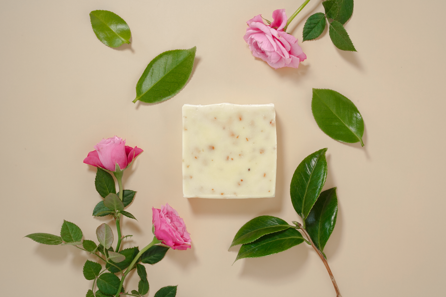 ROSAS Y TÉ BLANCO - Jabón corporal nutritivo de aceite de oliva, rosa damascena y mosqueta con té blanco