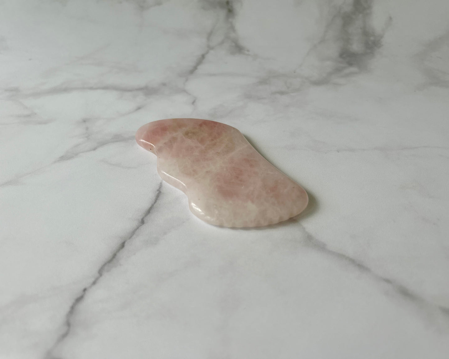 GUA SHA NUBE - Masajeador facial y corporal de Cuarzo Rosa