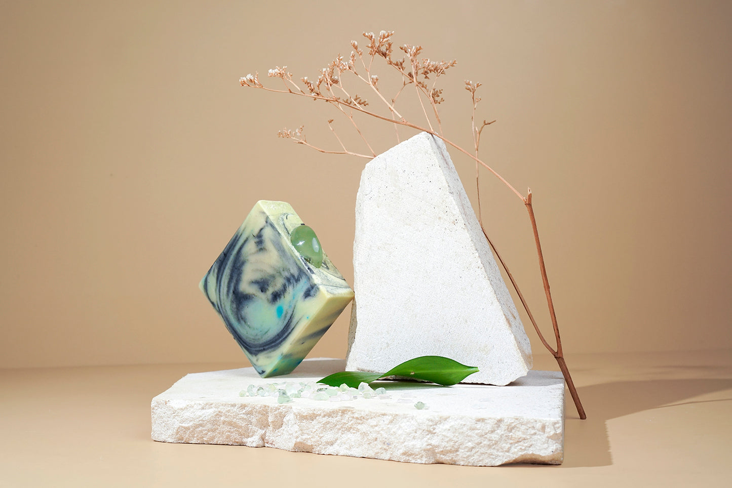 MATERIA & ESENCIA - Jabón relajante de almendras dulces infusionado con cuarzo rosa, shungita en polvo y aceites esenciales