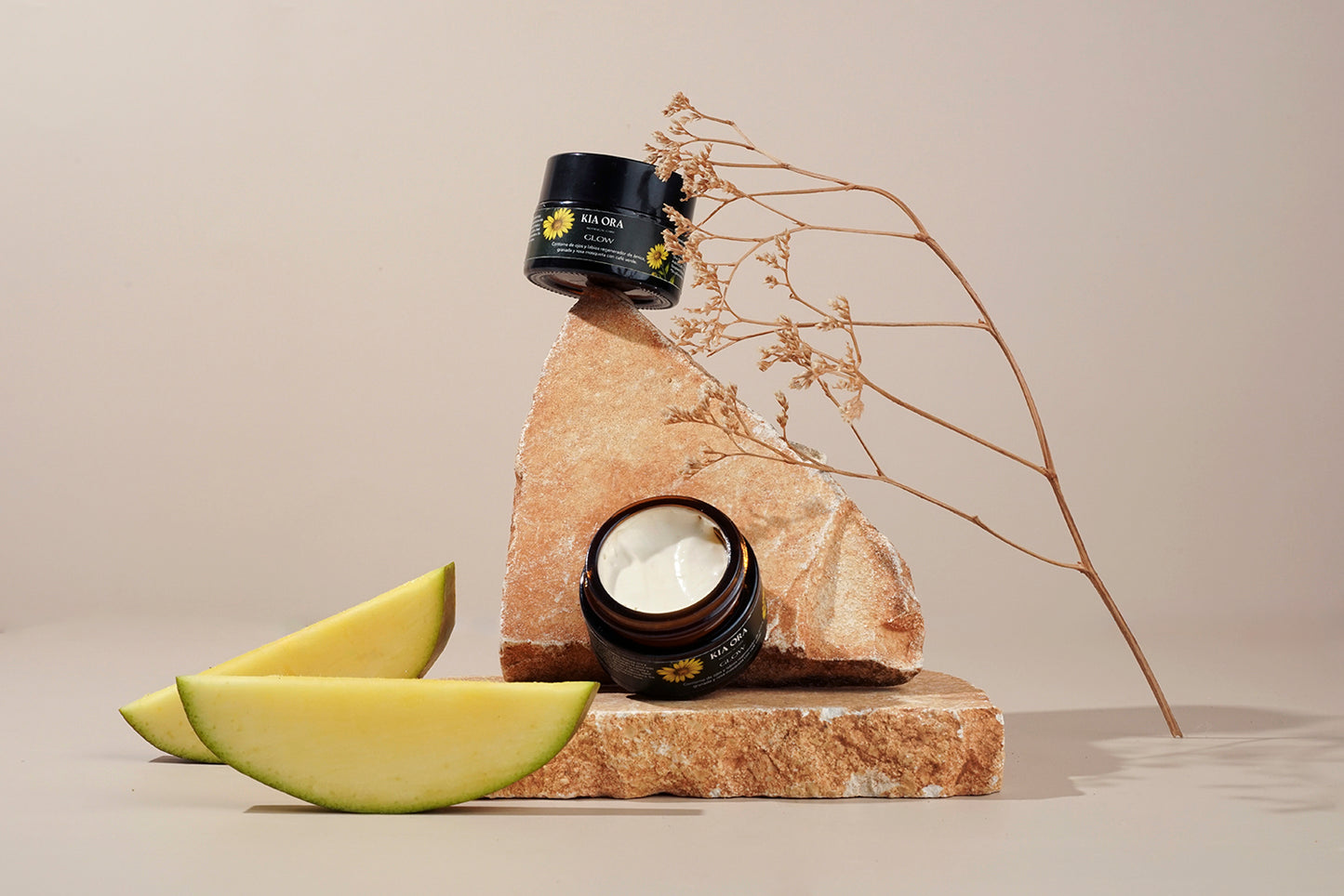 GLOW - Contorno de ojos y labios regenerador de árnica, granada y rosa mosqueta con café verde