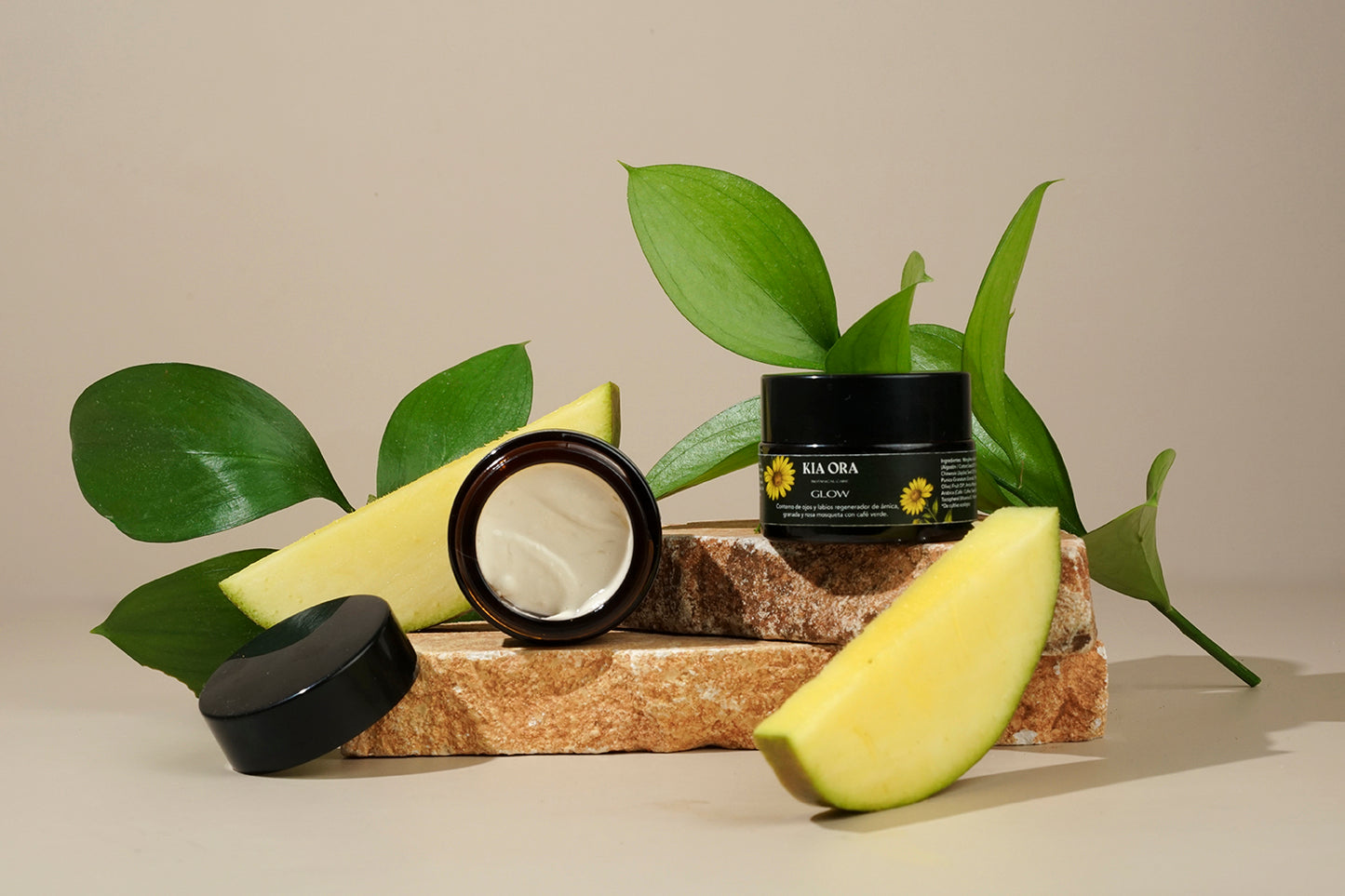 GLOW - Contorno de ojos y labios regenerador de árnica, granada y rosa mosqueta con café verde