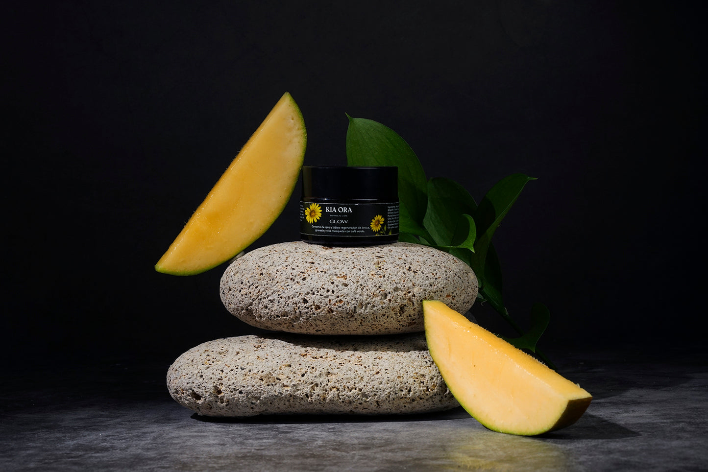 GLOW - Contorno de ojos y labios regenerador de árnica, granada y rosa mosqueta con café verde