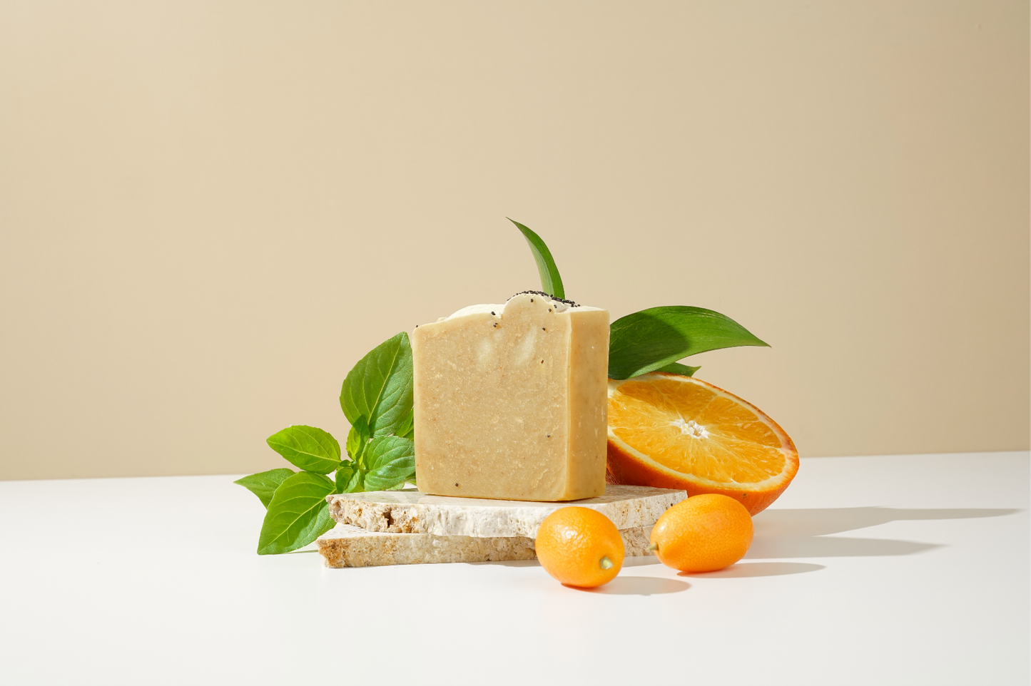 MANDALA - Jabón corporal revitalizante de aceite de oliva y zanahoria, con cúrcuma, aloe vera y esenciales de cítricos